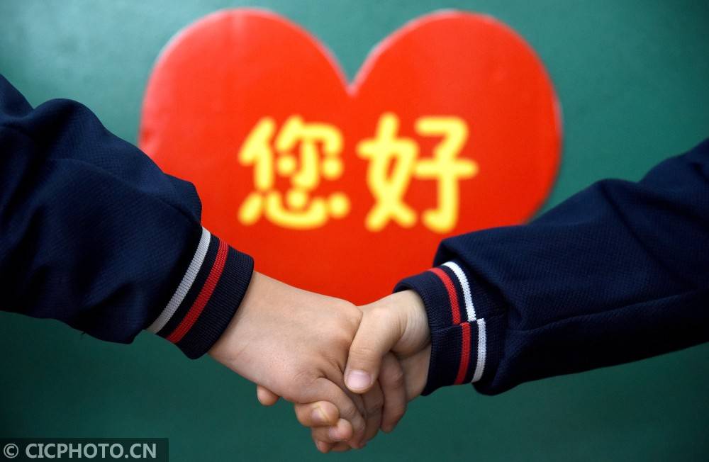 微笑问候 传递温暖