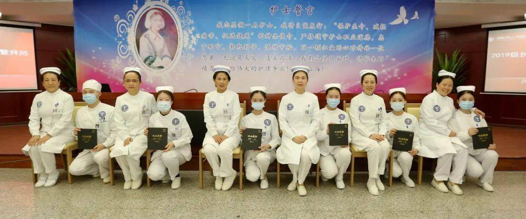 洁白的燕尾帽,象征着圣洁的天使,护培学员们穿着洁白的护士服,排着