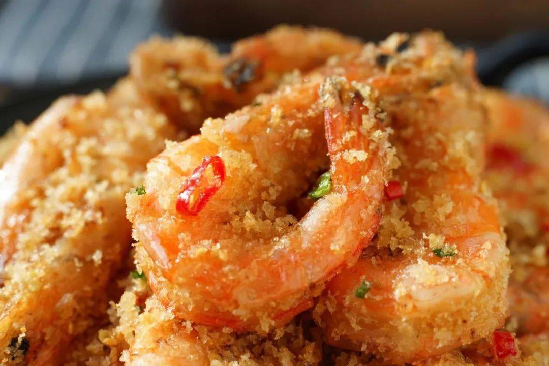 蒜油把虾炸得焦香嫩口充分裹满面包糠脆而不煳,连壳都不用剥扔进嘴里