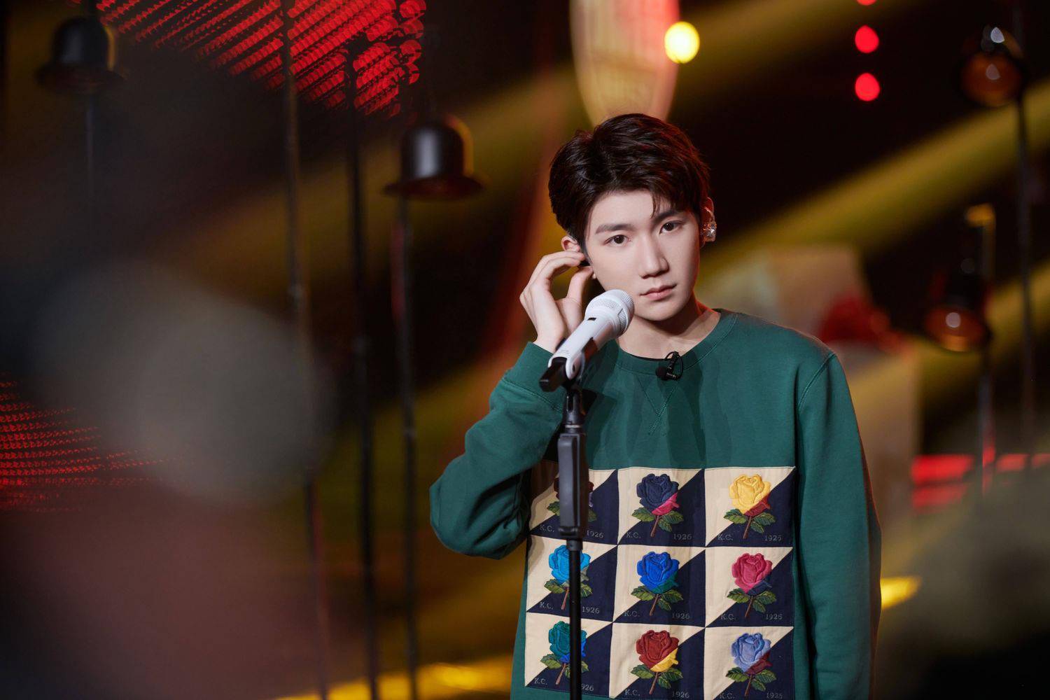 工作室持续更新王源《我们的歌》舞台照 明晚九点与"火锅英雄"不见不