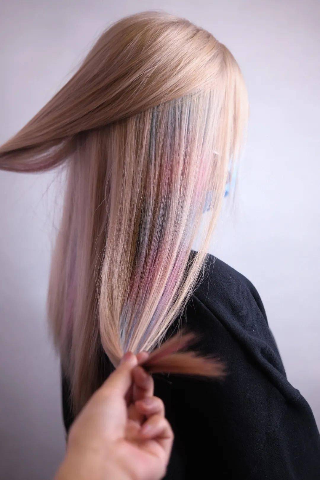 不论是水晶线无痕接发还是羽毛无痕接发这种极需细心和耐力的技术活