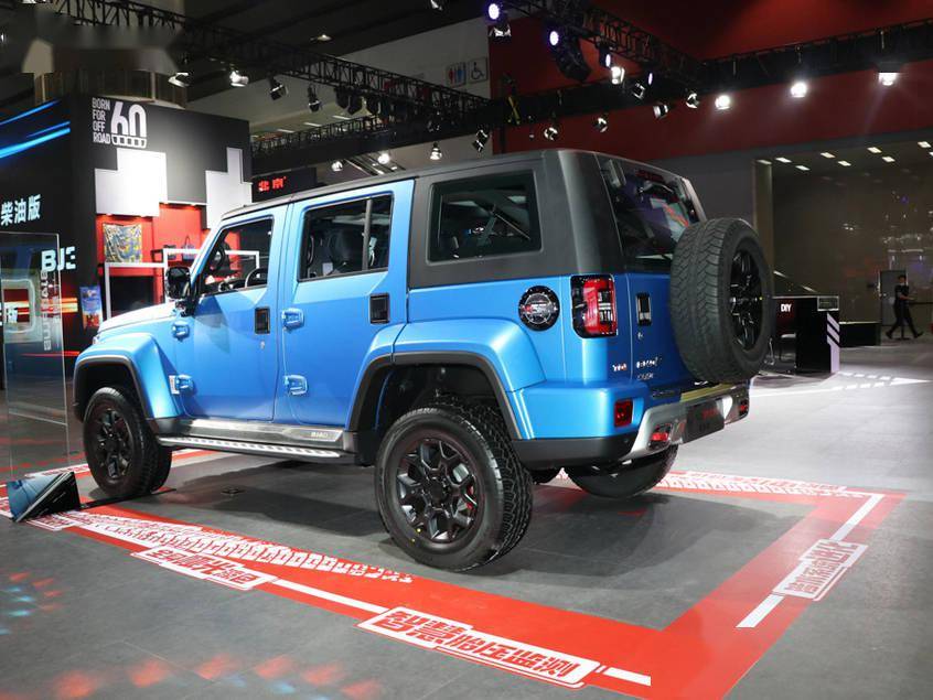 外观方面,2021款北京bj40 plus柴油版整体设计延续现款车型,依然采用