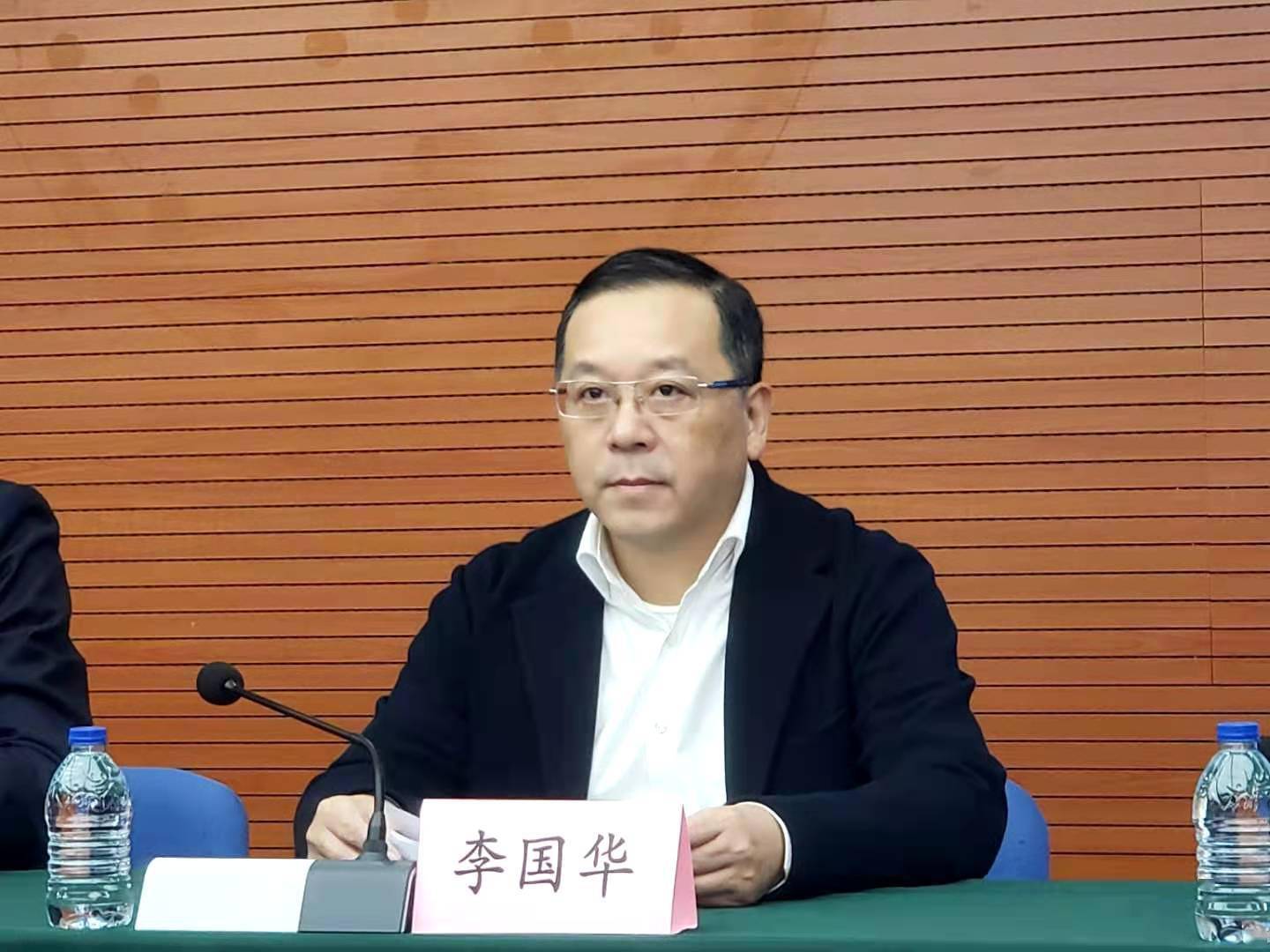 邀请市卫生健康委主任邬惊雷,浦东新区副区长李国华,市新冠肺炎临床