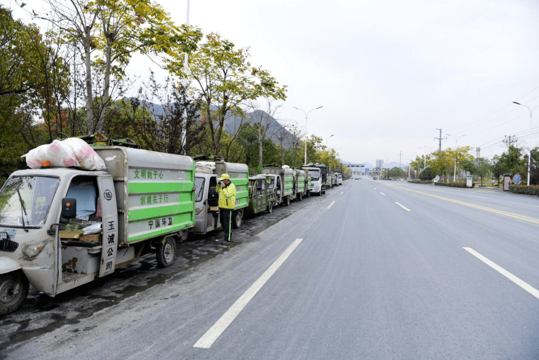 金桥路垃圾中转站排队等待垃圾处置的环卫车辆网民代表参观金桥路垃圾