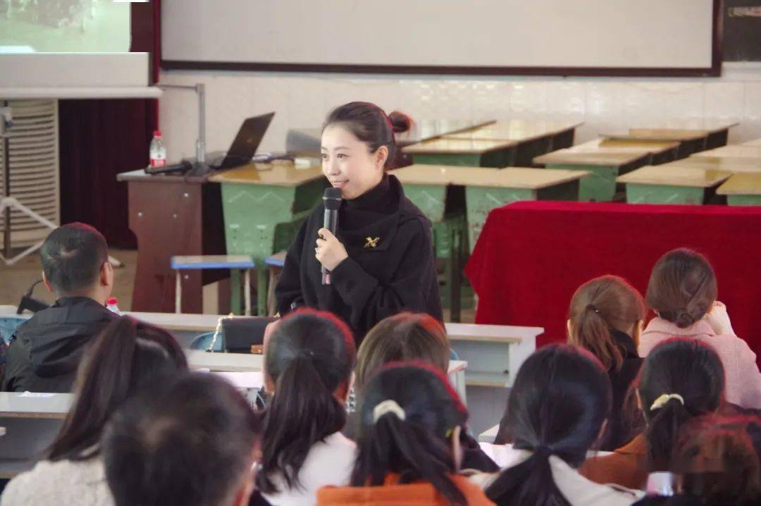 课堂观摩活动后,李妍娇老师与会老师们做了《重构学情视角,落实语文