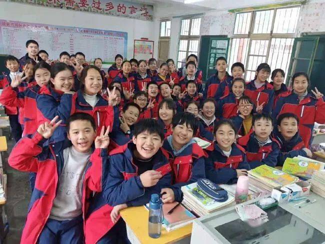 郧西景阳中学名誉校长捐赠校服过暖冬