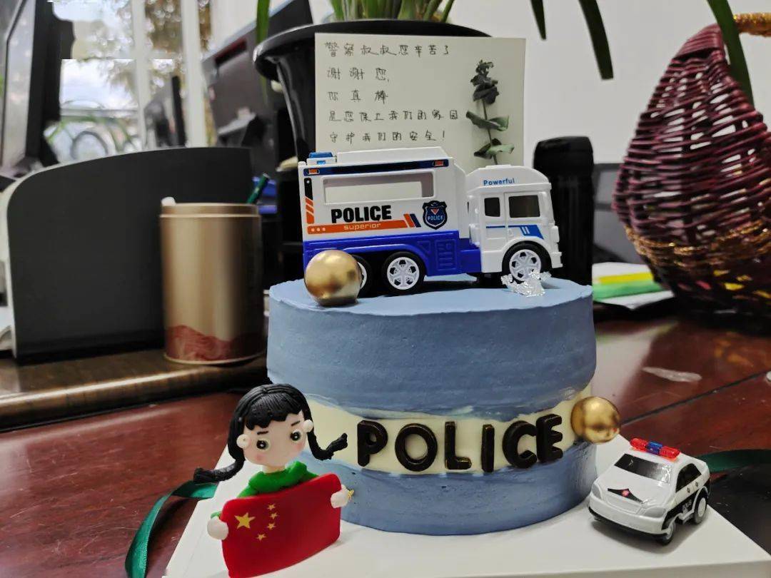 走进警营,为派出所民警送上鲜花,水果,蛋糕以及自己精心制作的小礼物