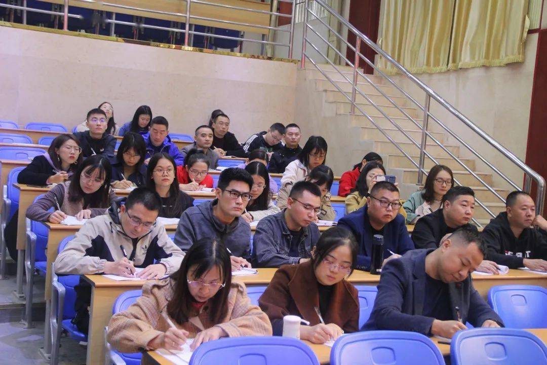 仪陇县初中数学名师工作室到宏德中学开展教研活动
