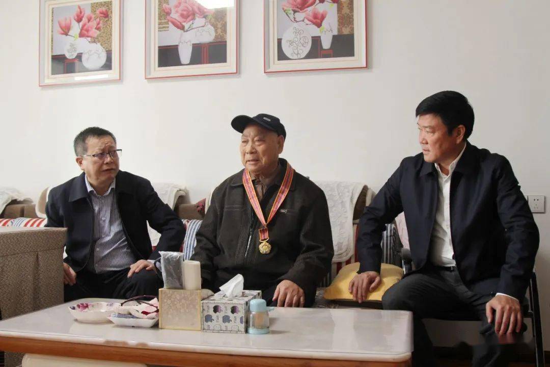 罗毅仔细询问老战士李士林身体生活状况当天,罗毅一行先后来到抗美