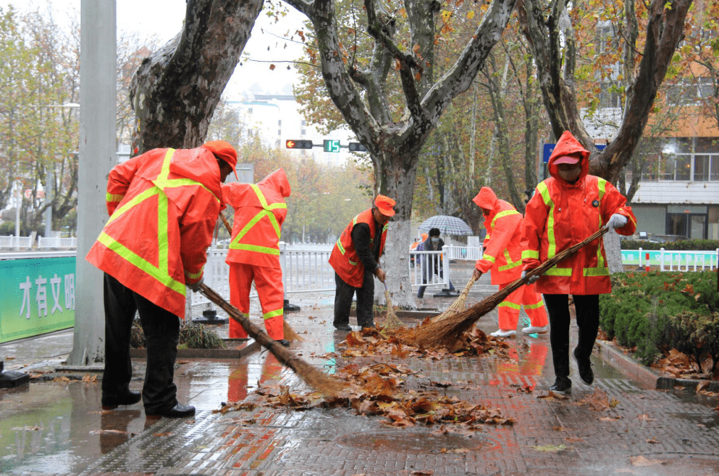 联系服务群众满地尽披黄金甲环卫工人清扫忙