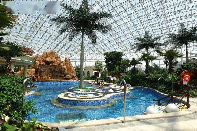 泡池,热带雨林特色泡池等;露天温泉包含室外儿童乐园,中药养生汤泉,四