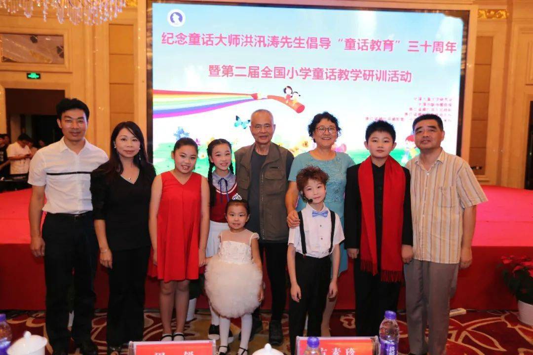 中国作协书记处书记,原中国作协儿委会主任束沛德在全国小学童话教学