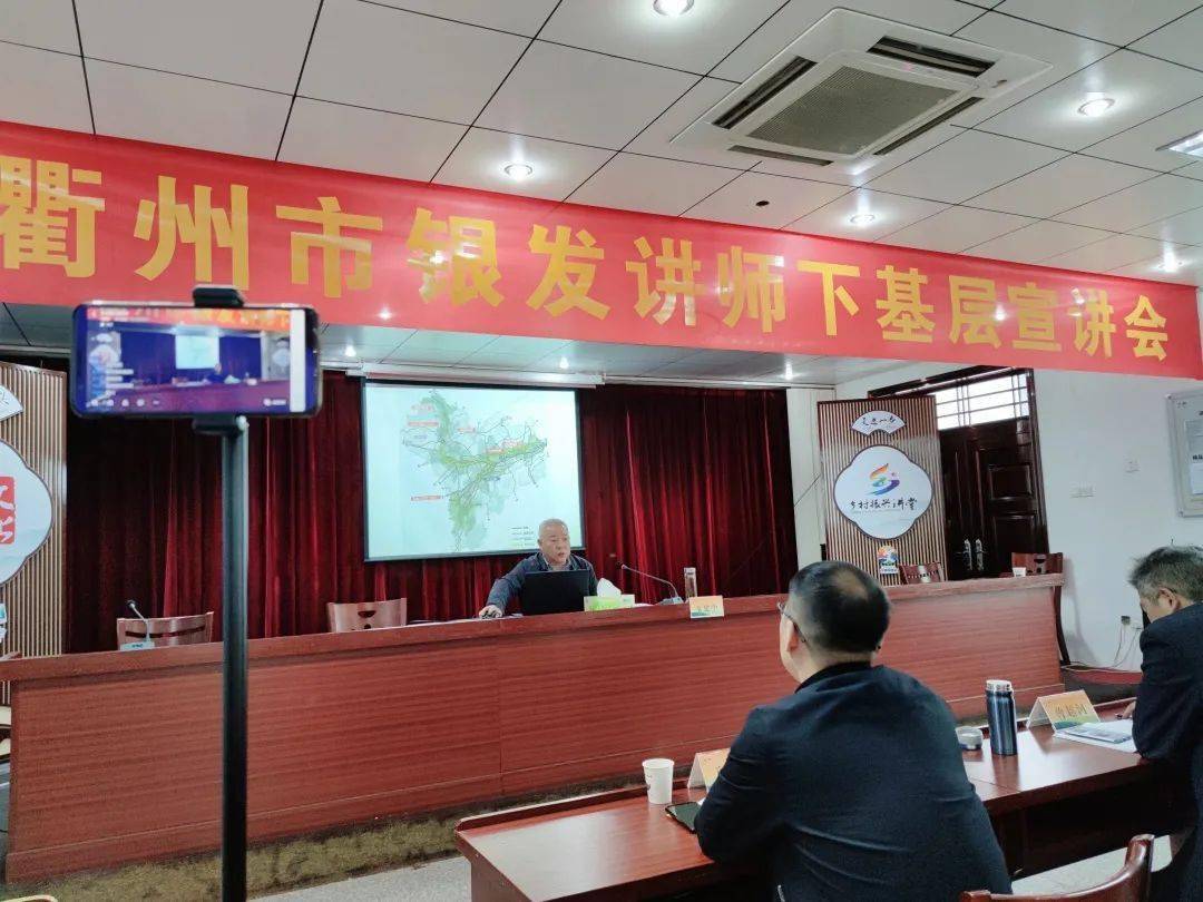 现场指导课后,童建中一行前往凤林镇乡村振兴讲堂实训基地"江山如画