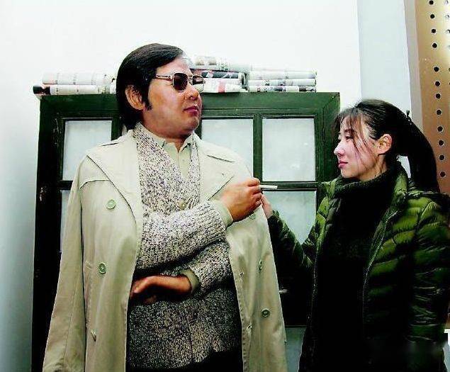(隔世相望,路遥的女儿站在父亲的蜡像前)(文中图片来源于网络)作者