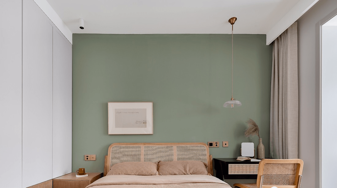 卧室墙面选取低饱和度的浅绿色,与家里其他空间的"绿"相呼应.