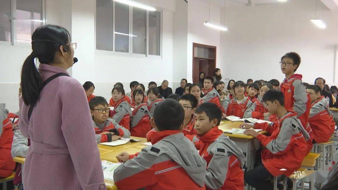 提高青年教师整体素质,11月18日,黔江区舟白中学校举行当好主人翁