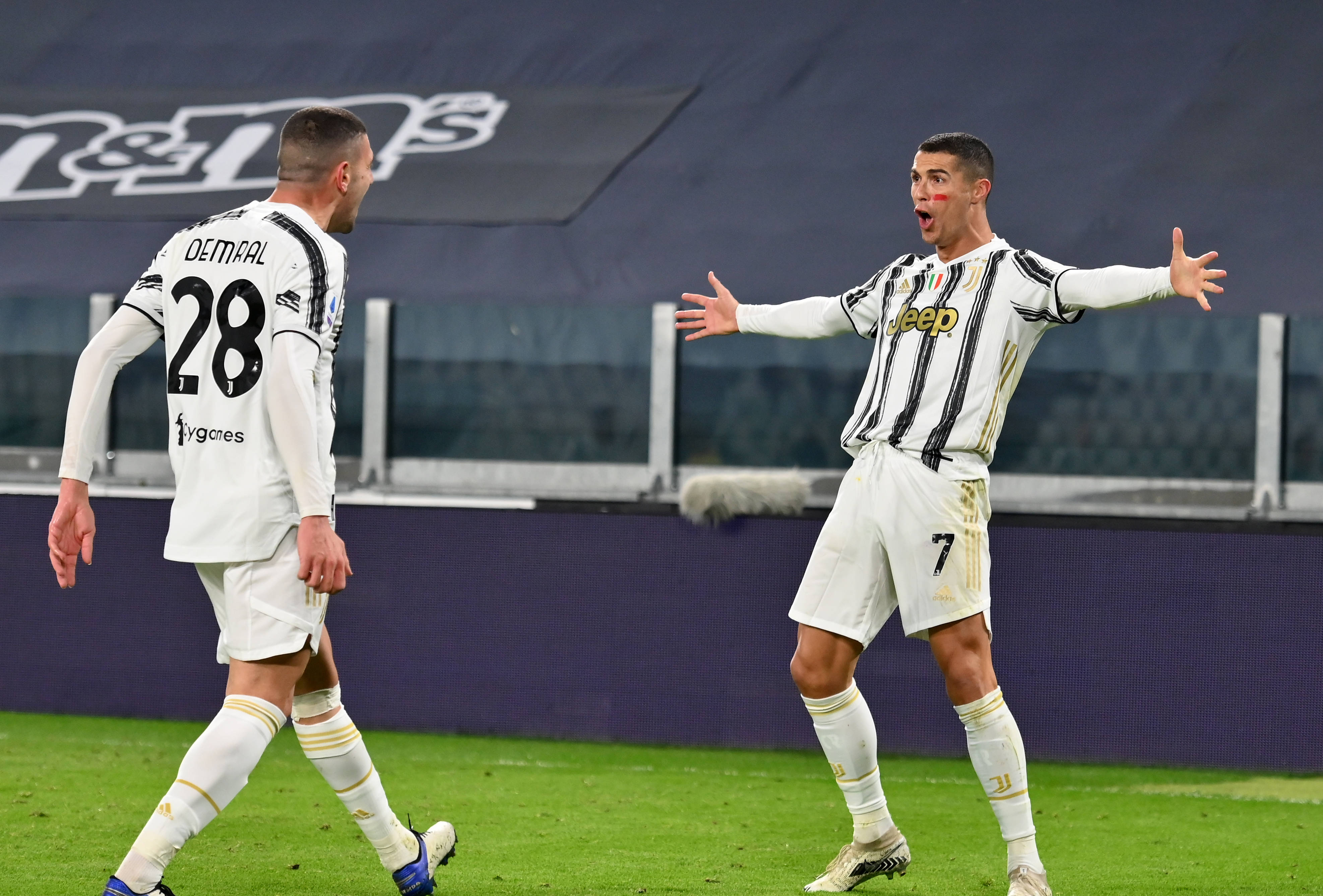 摄)当日,在2020-2021赛季意大利足球甲级联赛第八轮比赛中,尤文图斯队