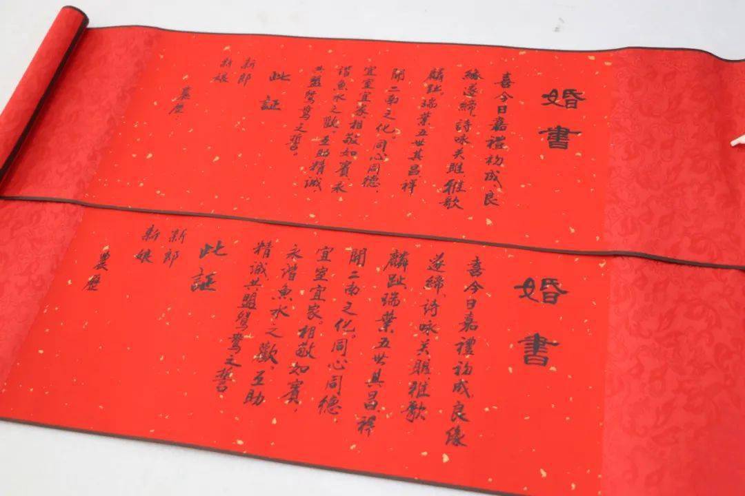 這個崇明姑娘,愛給新人寫婚書!