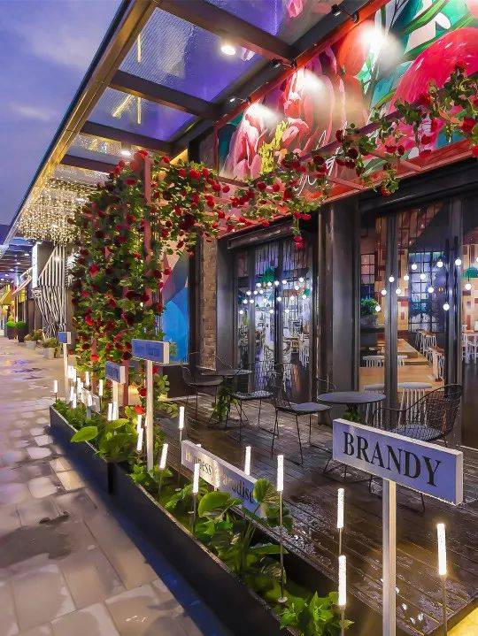 大都会的休闲品味,淋漓的精致餐厅,传统文化及商业交融的独特氛围