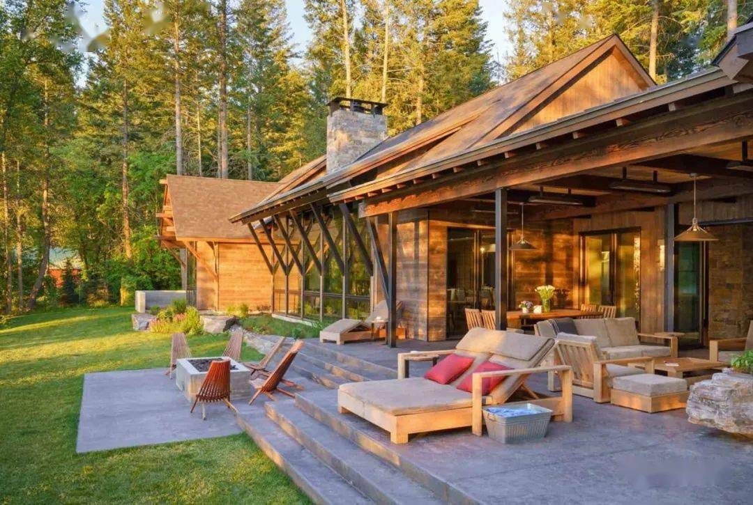 湖畔树林里美丽的现代乡村木屋