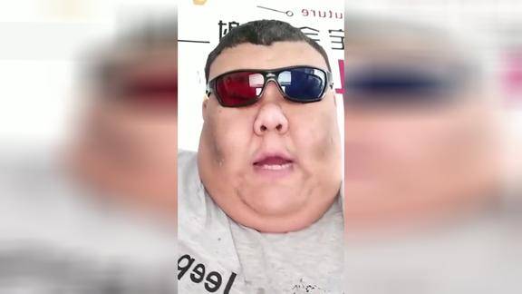 尸斑哥你脸好大啊手机屏幕被你大脸盘子占满啦