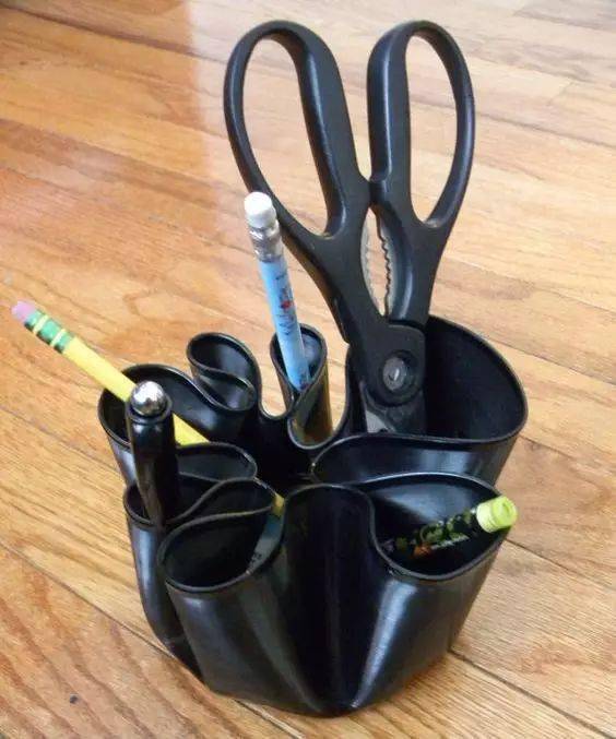 在最后加固时,选择小一些的容器,让光盘收拢,可以作为创意笔筒像这样