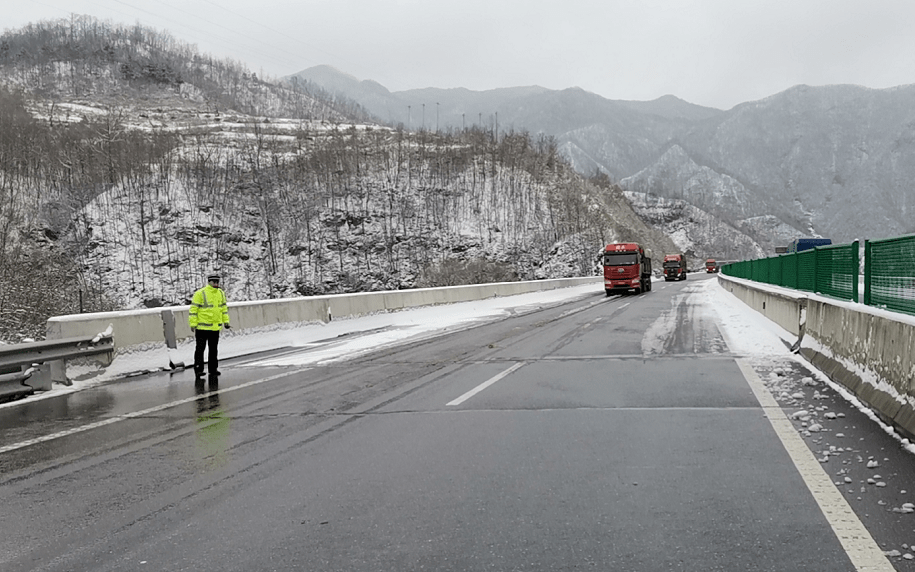 冰雪路上河南高速交警路警联动昼夜除雪融冰保畅通