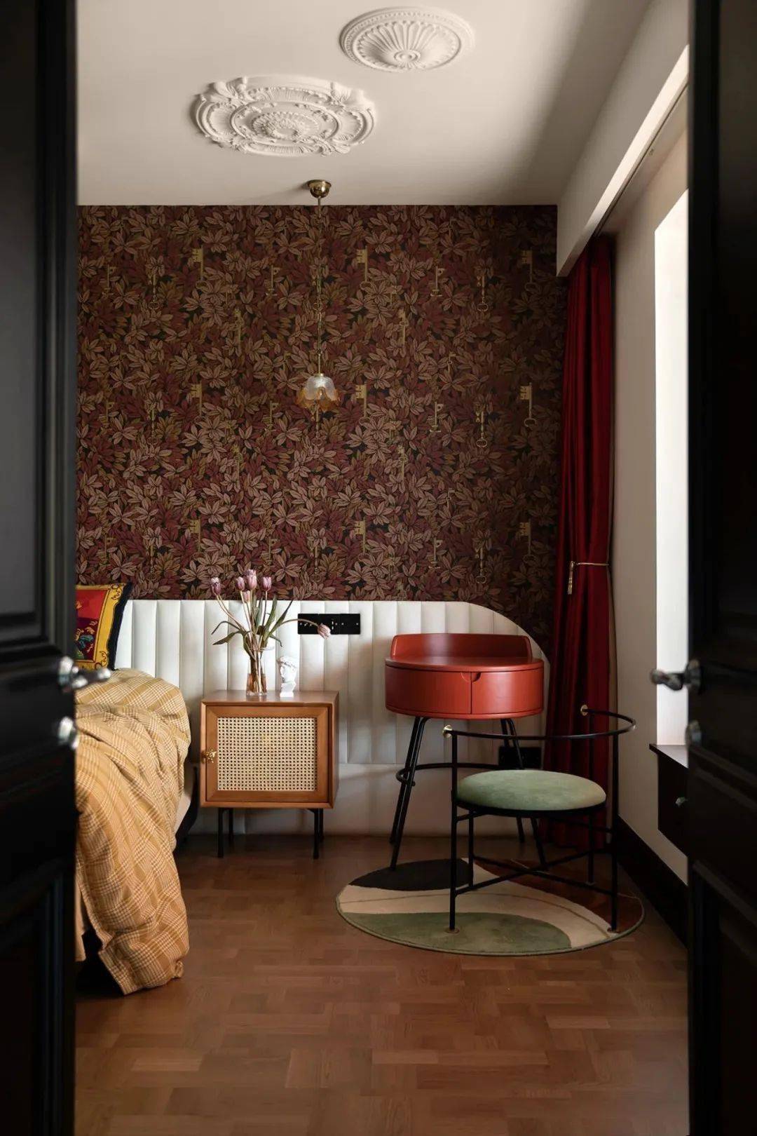 129㎡的极致复古美再现经典红绿配色