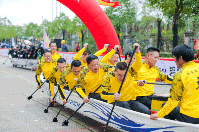 龙舟地上跑船桨变撑杆云龙陆上龙舟赛好热闹观众巨多