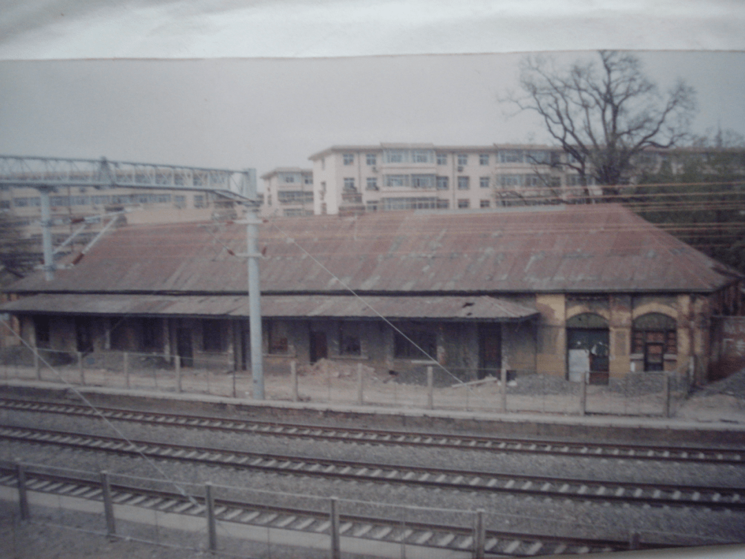 图丨廊坊老火车站图丨天桥旁居民区图丨商业集市图丨街坊旧貌图丨时间