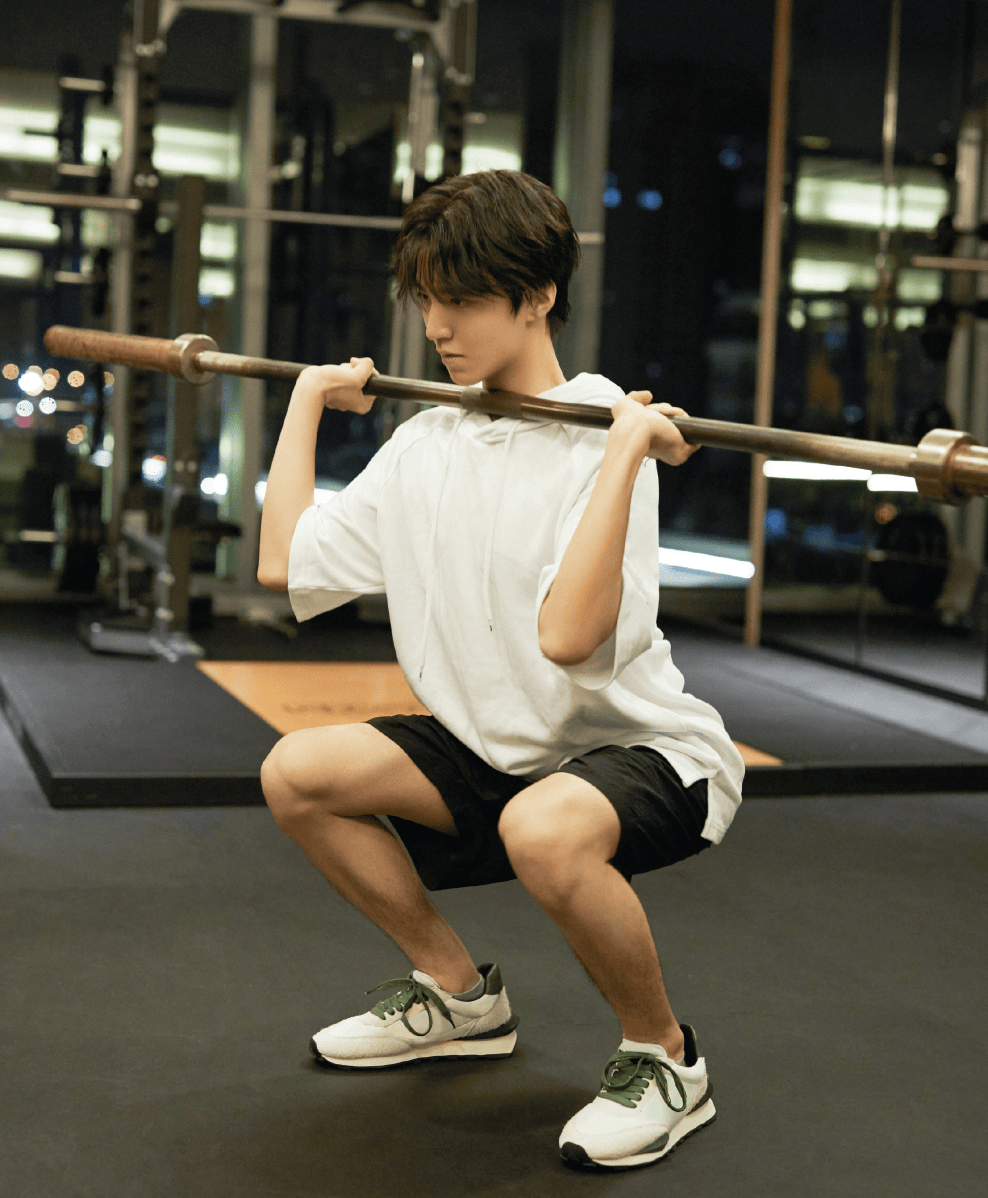 王俊凯为新戏蓄发减重身高1米8体重不过百做演员弃偶像包袱