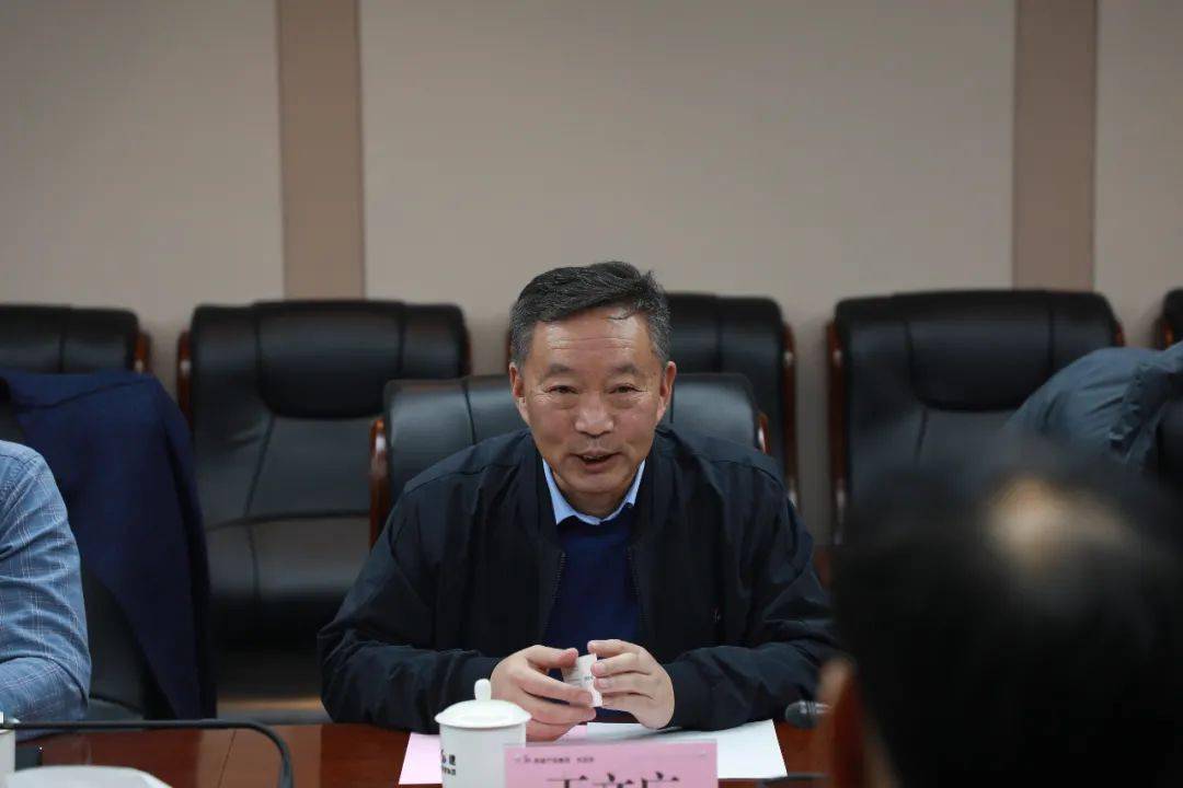 王文广介绍了亚厦集团在装修行业的发展情况和市场布局.