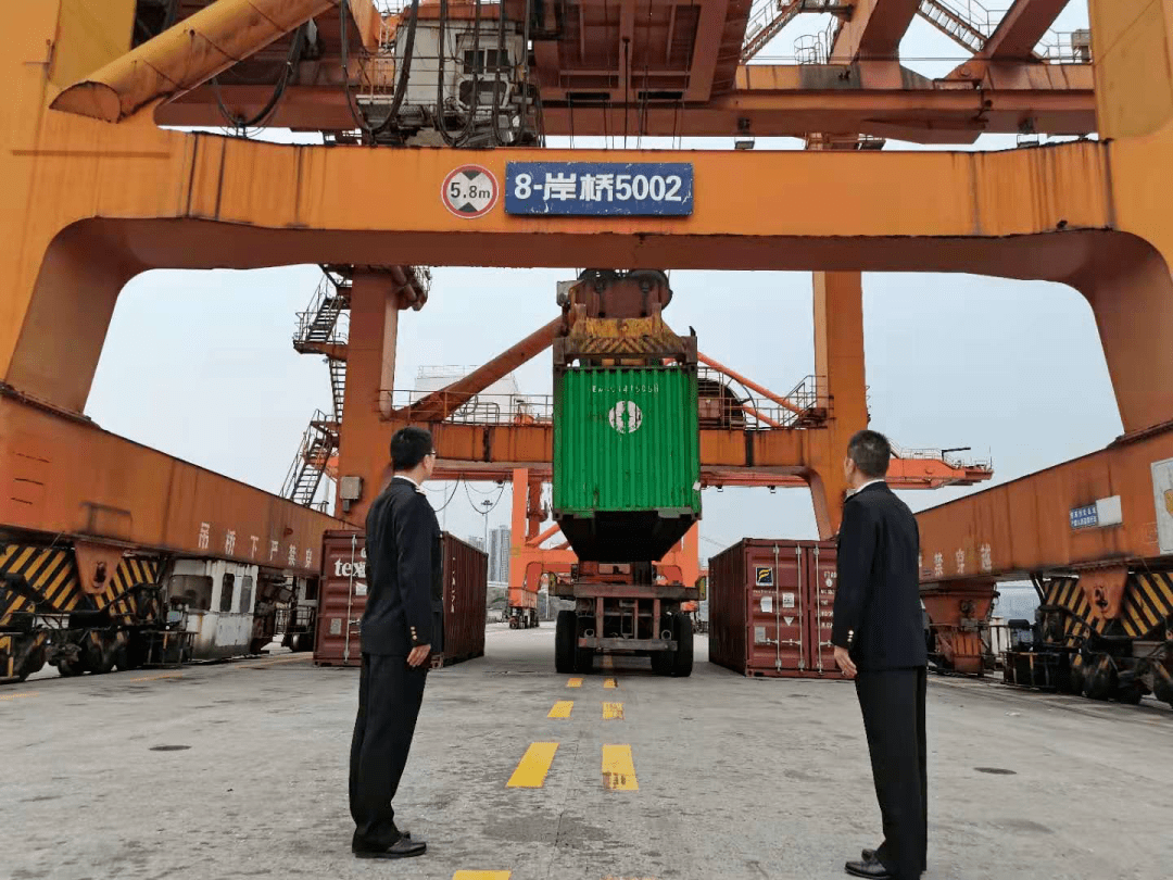 海关贸易便利化改革措施|重庆口岸船边直提业务落地,进口货物验放零