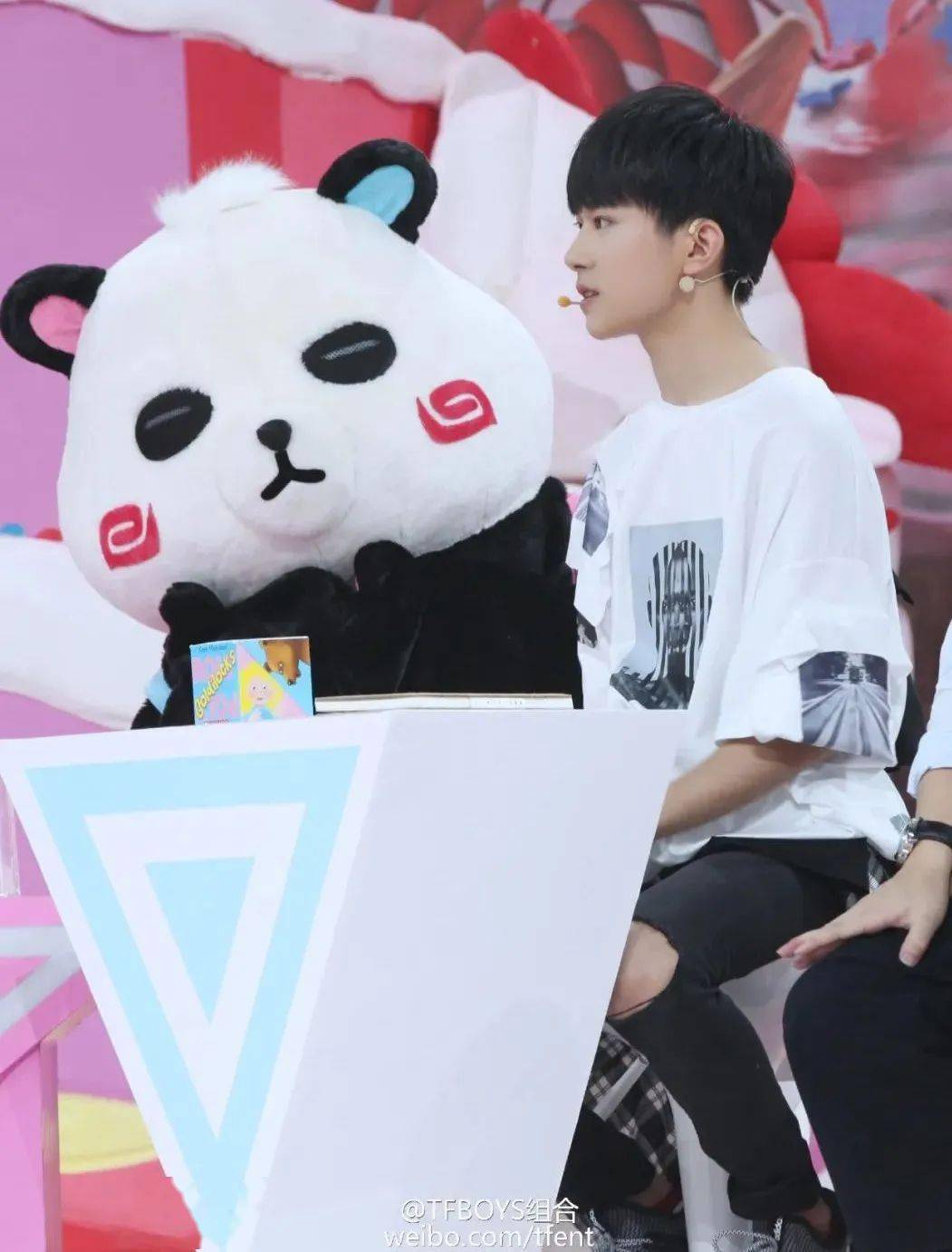 这一年,千玺在个人综艺首秀《夏日甜心》中带来了才艺b-box和咚巴拉.