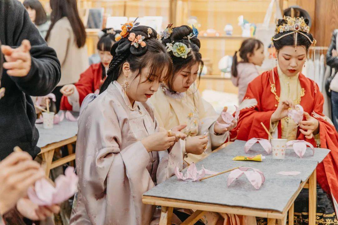 你的朋友圈被这场「国风穿越」刷屏了吗_汉服