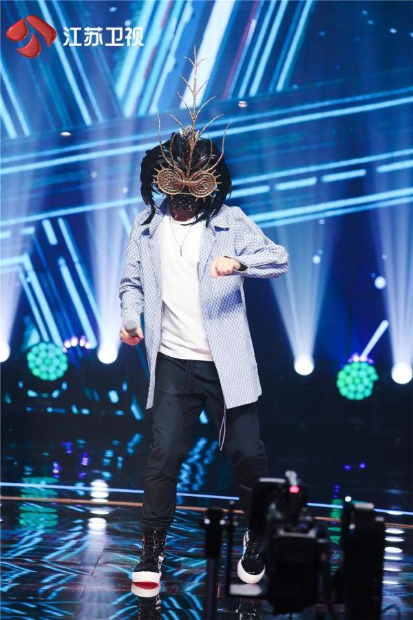 蒙面唱将猜猜猜喜迎本季首度双揭面大咖身份让猜评团全员献膝盖
