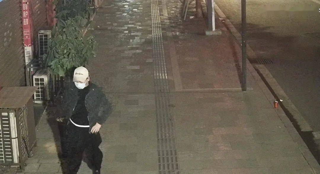 由于车停靠位置较偏,嫌疑人又戴着帽子和口罩,无法看清脸部,办案民警