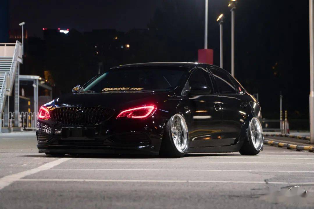 深度黑化的宽体别克英朗这是要做全国最大倾角的节奏