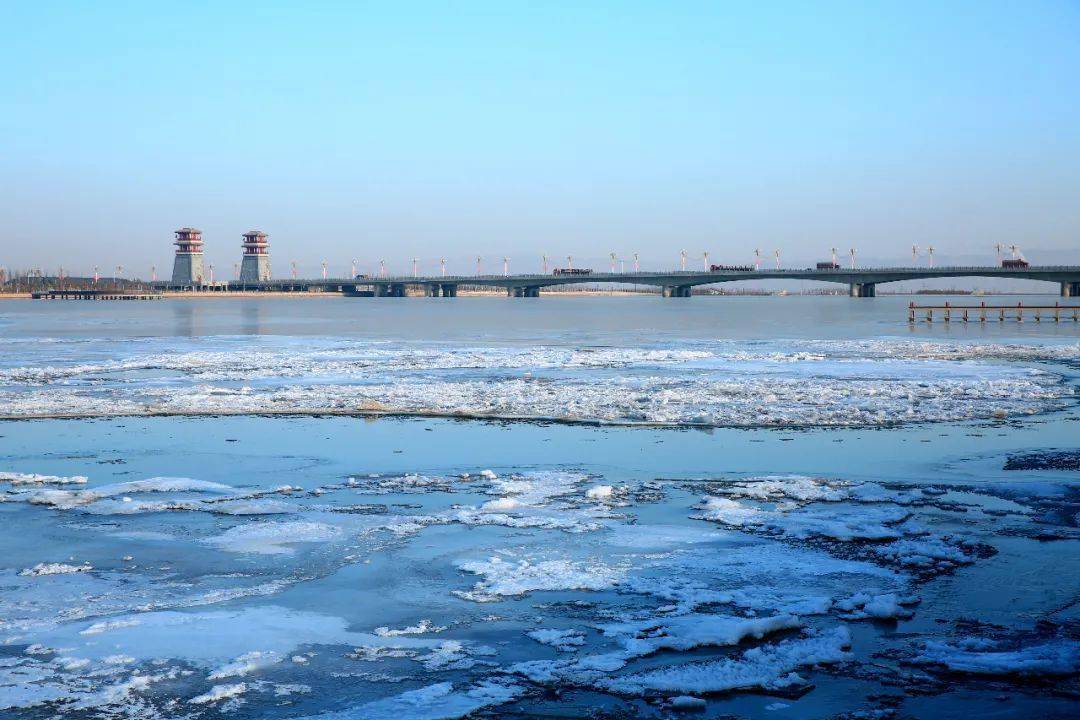 张掖甘州:黑河现冰封奇观