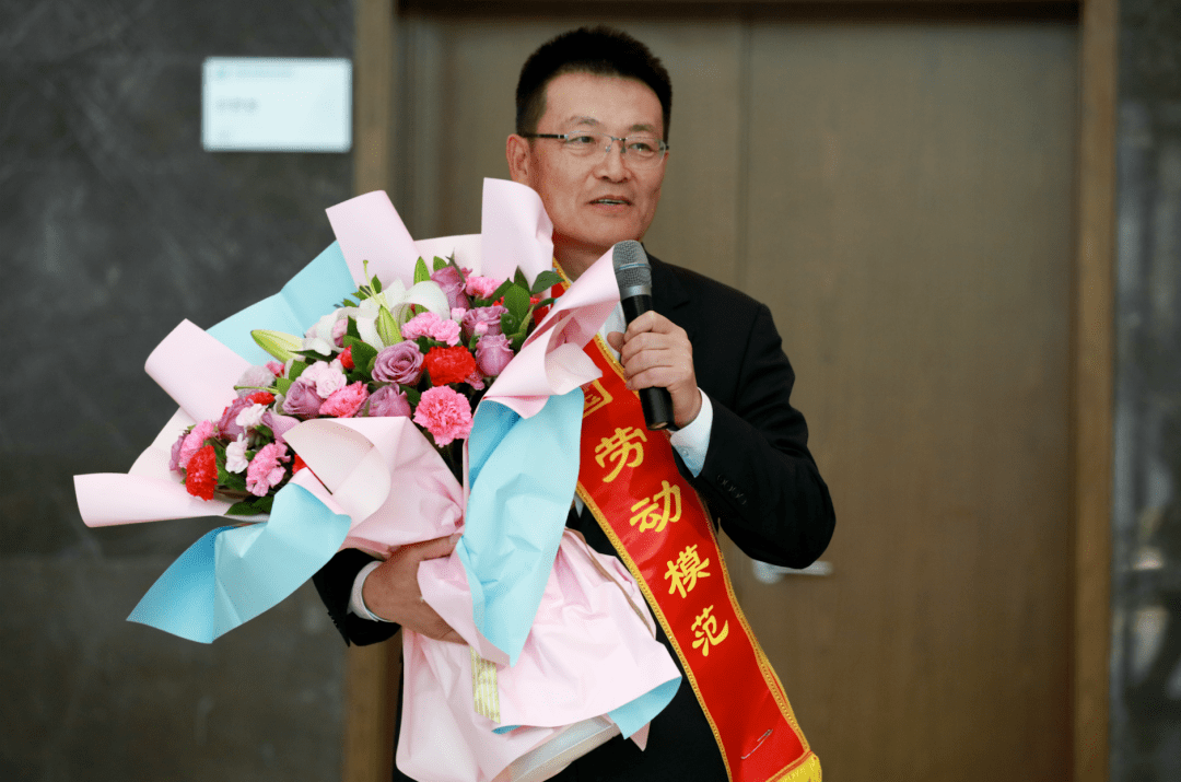 欢迎全国劳动模范李志强同志制造院举行了简约仪式