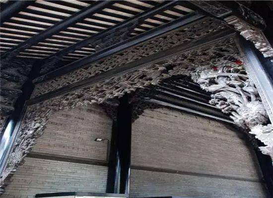 飞罩与挂落飞罩不同,挂落飞罩与柱相连的两端稍向下垂,略似挂落,而飞