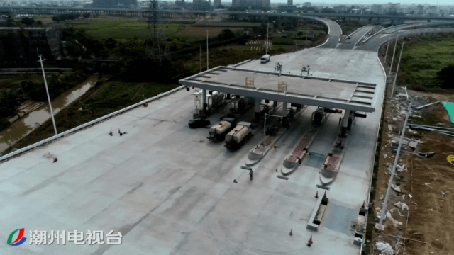 现在我是来到了潮汕环线高速的江东收费站,现场可以看到整个收费亭已