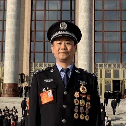 祝贺平潭这位先进工作者在人民大会堂接受表彰