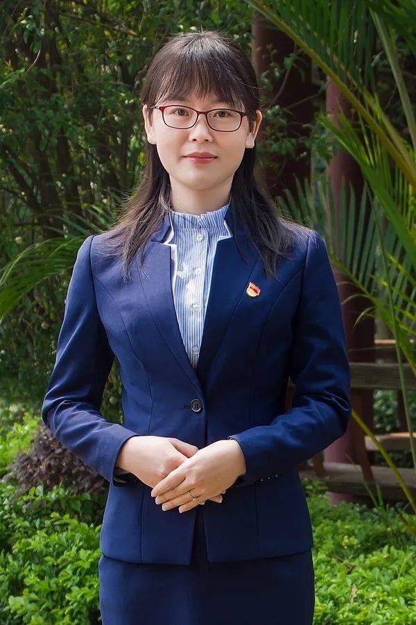 邓学慧王媛王媛等六位老师因2019年初中毕业班复习备考工作成绩显著被