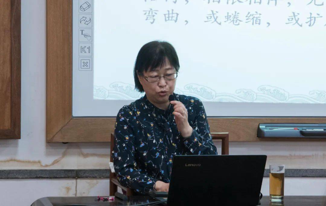 21日上午,西北大学郝润华教授首先与同学们分享了关于"枯荷"的两个