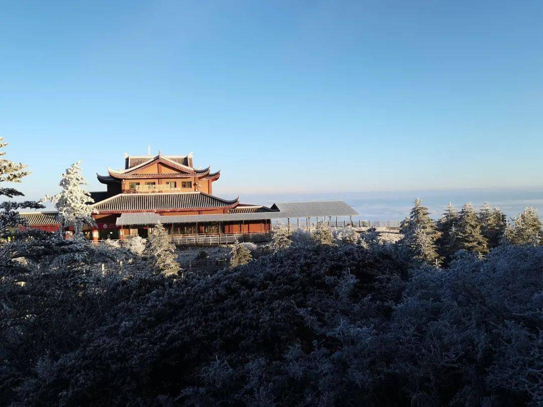 降温后第一场大雪上线峨眉山迎来童话般雪景