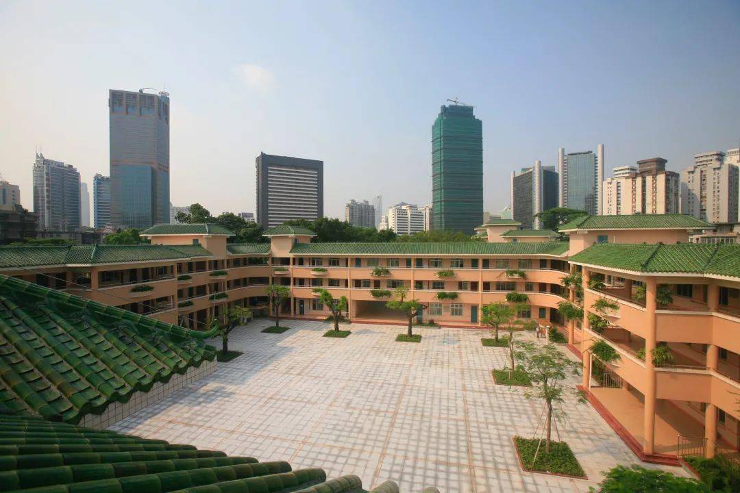 (摄于2000年)2003年华侨小学加挂广州市华侨外国语学校的牌子时光荏苒