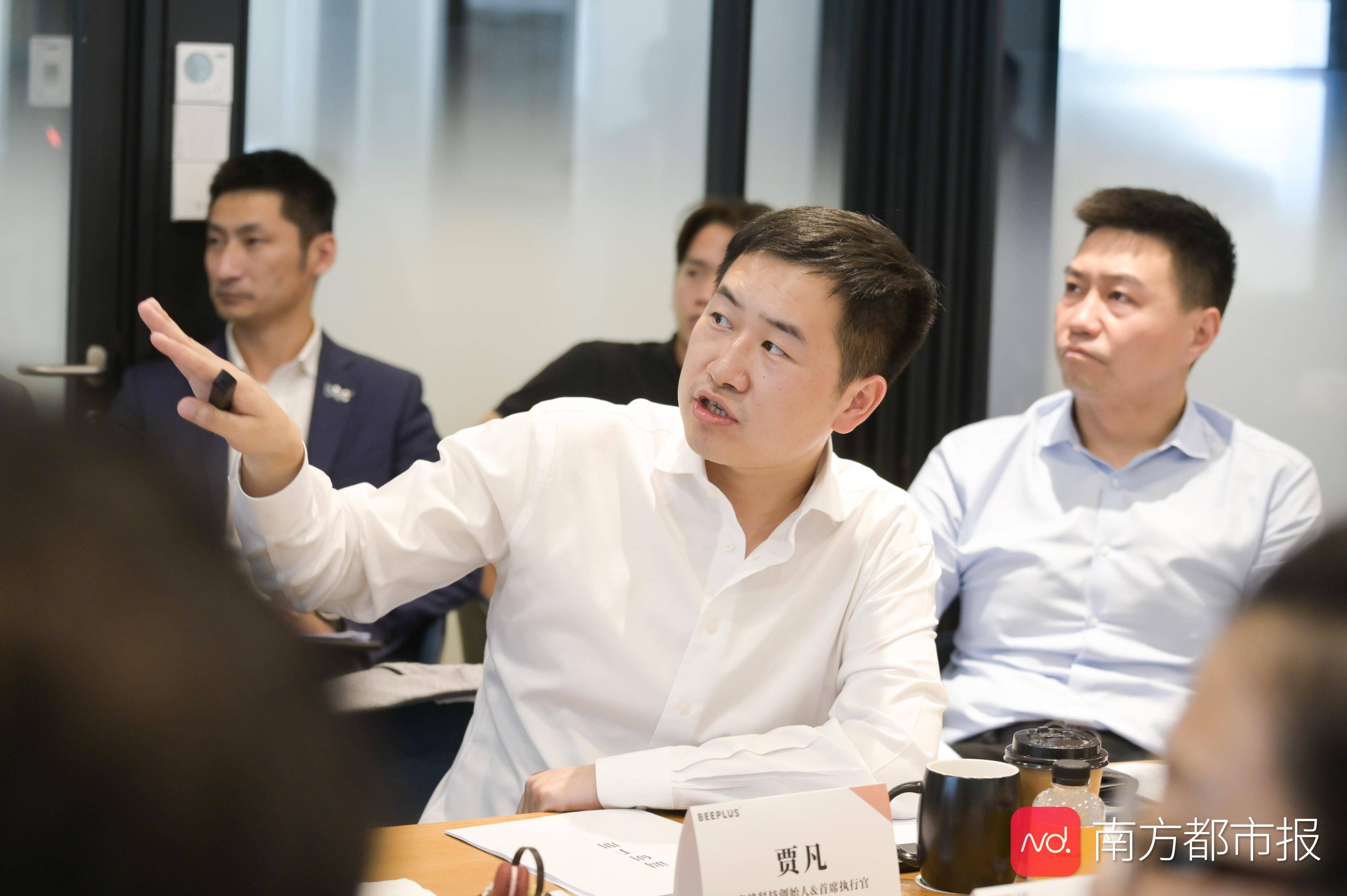 贾凡向调研组汇报公司发展情况蜜蜂科技创始人兼首席执行官贾凡作为