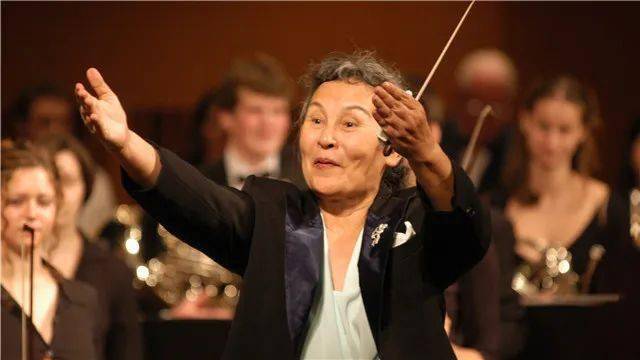 91岁女神郑小瑛执棒奏响2021新年音乐会土楼回响