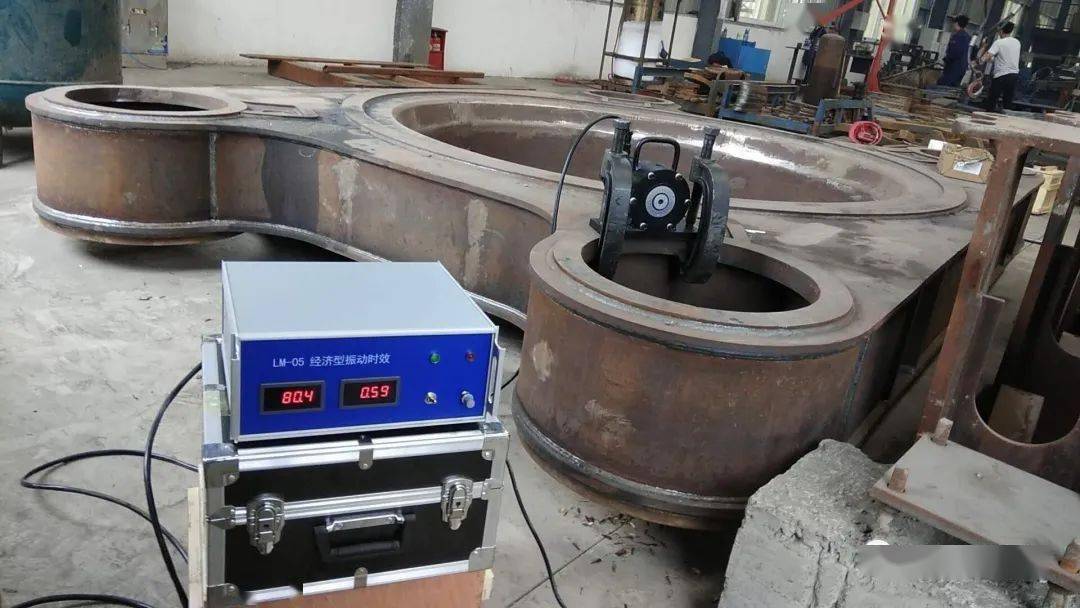 振动时效是"锤击松弛法"(敲击时效)的发展.